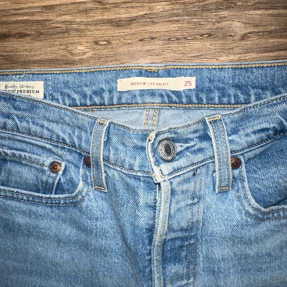 Levi’s Wedgie Straight Light Denim Jeans - Picture 8 of 12